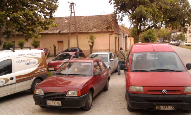 Parking ispred zgrade